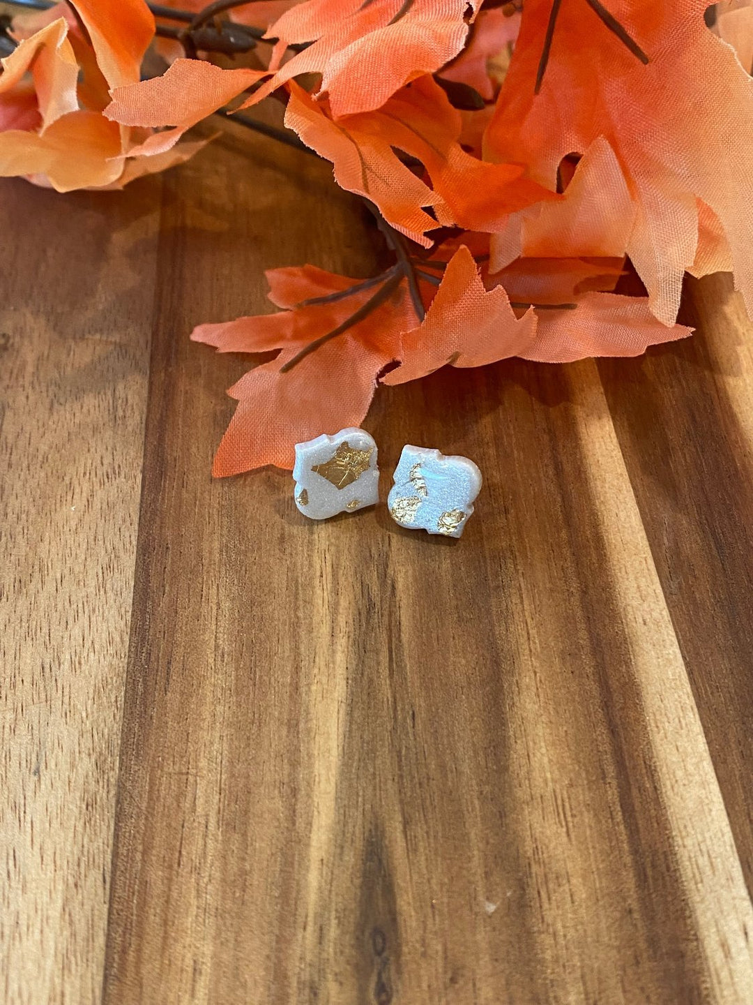 White & Gold Fleck Spade Stud Earrings - Lolo Viv Boutique